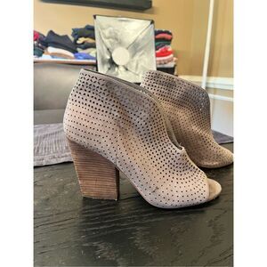 Vince Camuto Tan Perforated Kainan Open Toe Bootie sz 10 EUC